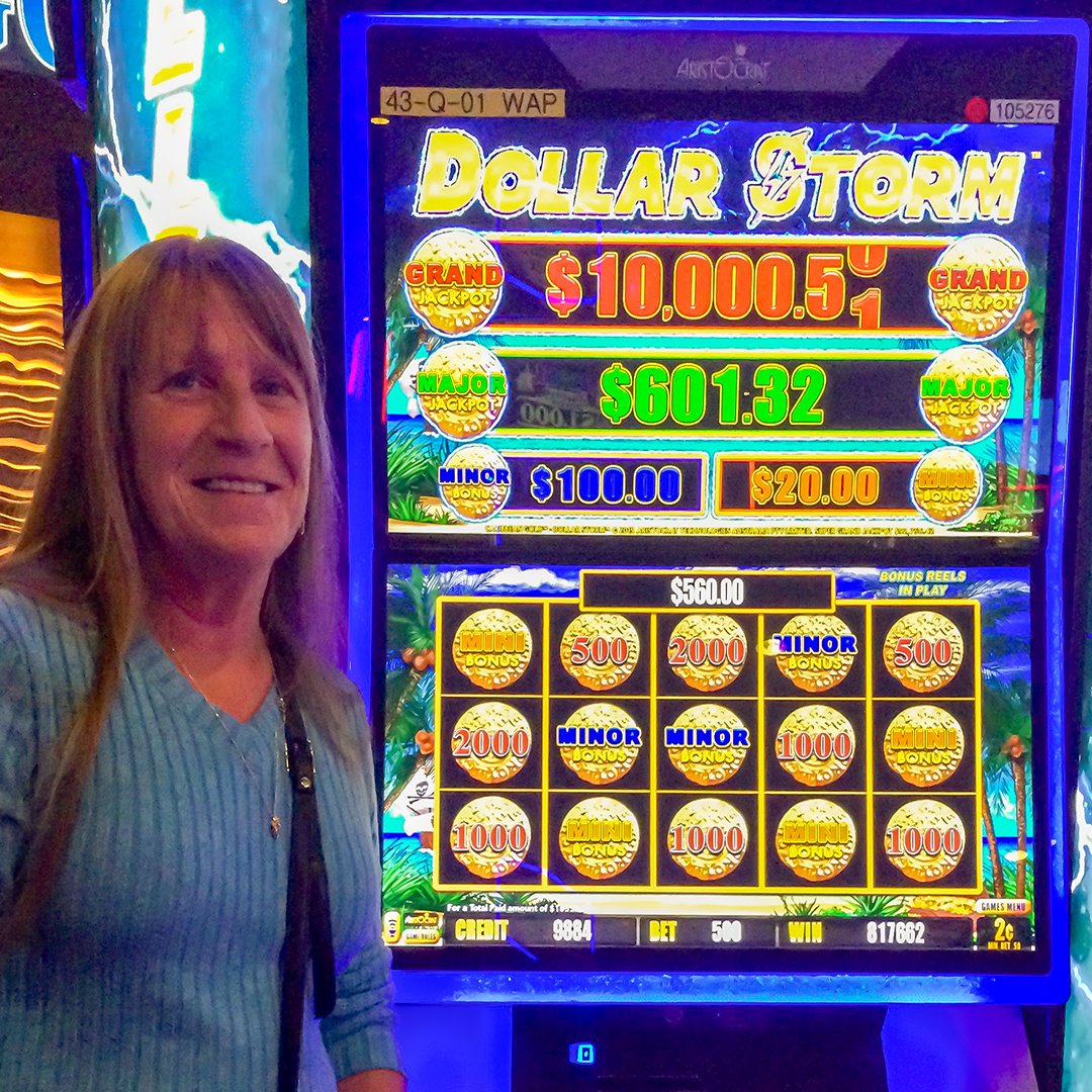 MohawkCasino's tweet image. 🌴 Cheers to a paradise payday! Evelyn found the treasure with a $16,353.25 Dollar Storm Caribbean Gold win! #mohawkcasino #dollarstorm #casino #hotel #localcasino #topcasinony #stayandplay #callattendant #handpay