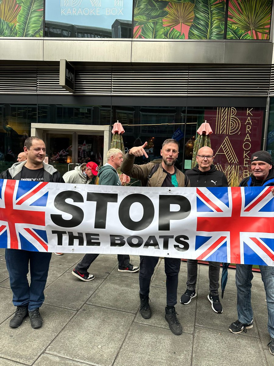 ccfcsince84's tweet photo. What a day,, geezers geezers geezers  #stoptheboats #FreeTommyRobinson https://t.co/NKQUmVDUu7