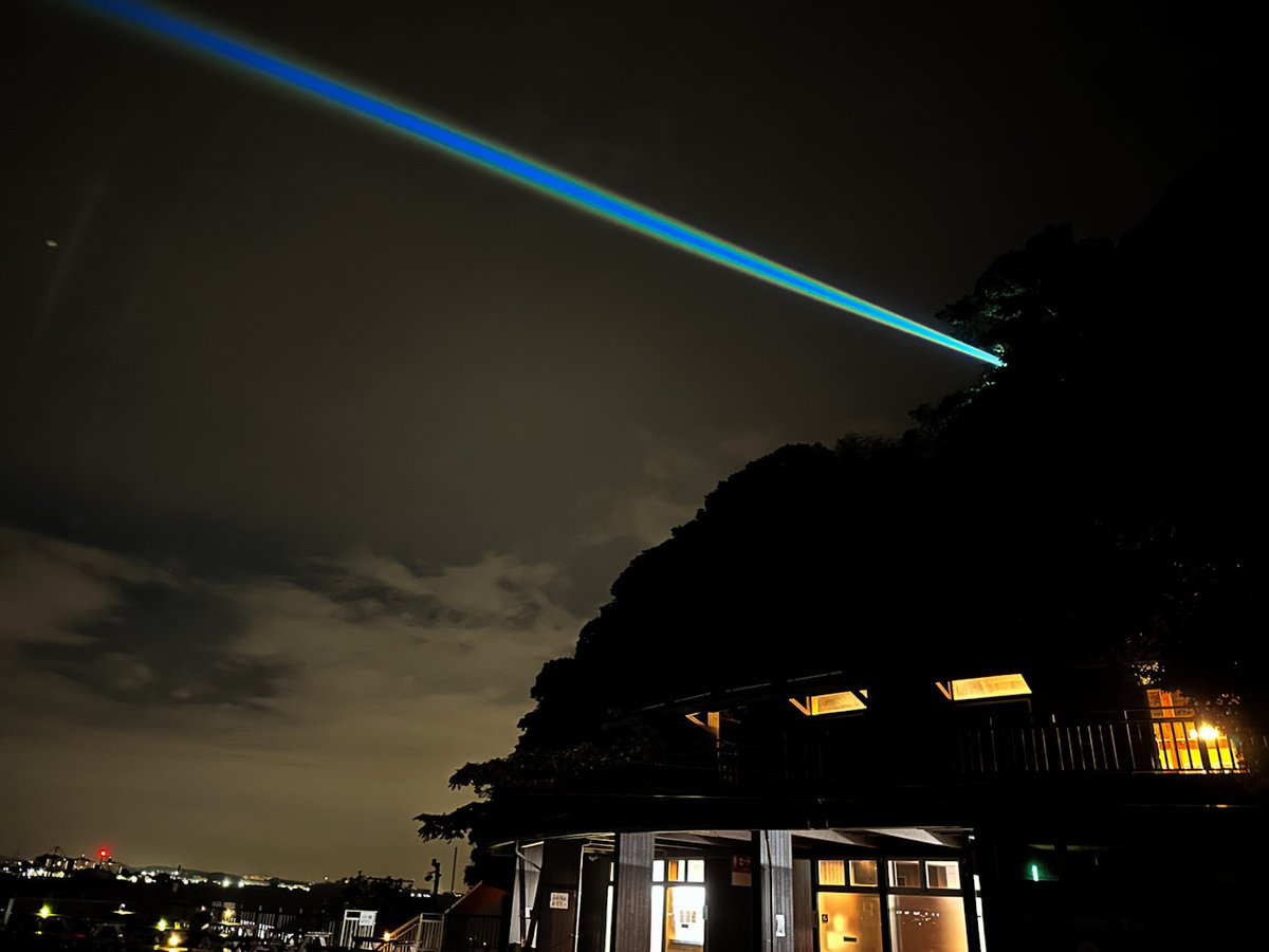 InternetMuseum's tweet photo. 【ニュース】スマホは封印、暗闇の無人島でアート鑑賞 ― 横須賀
「SENSE ISLAND／LAND｜感覚の島と感覚の地 2024」
夜の猿島を「美術島」に見立て、島内を巡りながら作品を鑑賞。
2年ぶりの開催となる今回は、猿島だけでなく横須賀市街地にエリアを拡充。
12/15まで
https://t.co/bsiQqpUWay https://t.co/sTPMaadJUr
