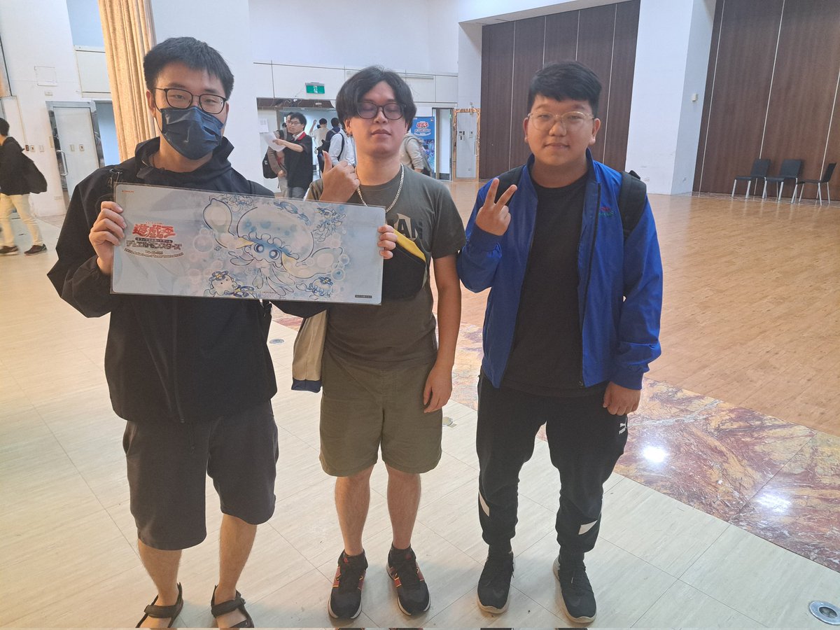 Deadpoo24129596's tweet photo. 3 on 3 Team Tournament English Edition for Asia Limited
-
使用：ふわんだりぃず
1.海皇水精鱗⭕️⭕️🎲先
2.炎王スネークアイ⭕️❌️⭕️🎲先
3.オルフェゴール⭕️❌️❌️🎲後
4.メメント⭕️⭕️🎲先
-drop-
感謝我的隊友 @0512ricky 跟 @NeveReaL_7 。原以為直接午餐，結果打下來我們的戰績比想像中好太多 https://t.co/Fj9yTYEdMp
