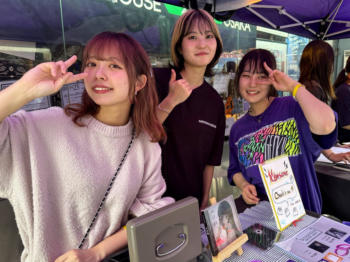 BURN2000's tweet photo. komsume
ジンちゃんのいないkomsumeのライブ見るのは何か不思議な感じがしたけどフロアでkomsume のライブ見てるジンちゃん見るのはもっと不思議やったな…
急遽サポートしてくれた かれどんさんもパワフルで音圧高めな音がカッコ良かった🥁
やっとラババンと新色
タオル買えました
#komsume
#ORC24 https://t.co/A7PXifH5Nu