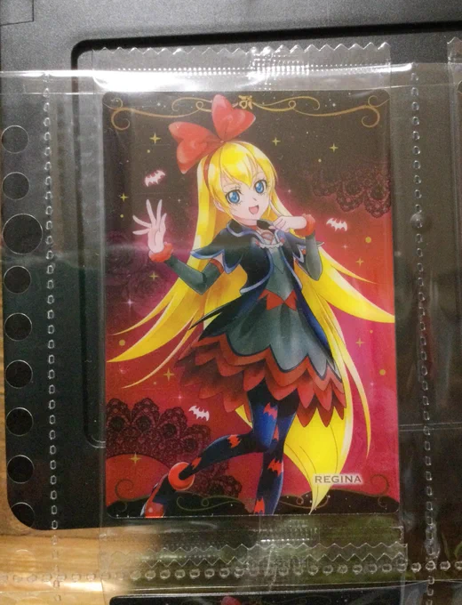 圧の強い画像で失礼します。 自分は最近百均のセリアさんに売ってるこのリフィルを使っています。縦入れかつ高透明で本来の色味が鮮明に見える点、ふにゃっとしてない素材感がおススメです。リング穴に適したバインダーが別途必要な事とご覧の通り未開封では袋端ははみ出ちゃいますが参考までに