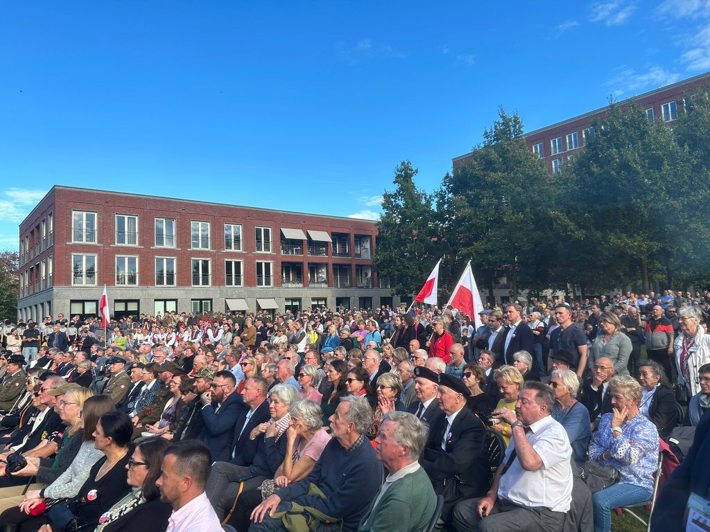 Today's commemoration ceremony at the memorial of the 🇵🇱PL 1st Armoured Division reminds us how important it is for the future of our nations to remember what happened 80 years ago in 🇳🇱NL. It is this memory that shapes our unity and our freedom. #StrongerTogether #Breda80 #Unity