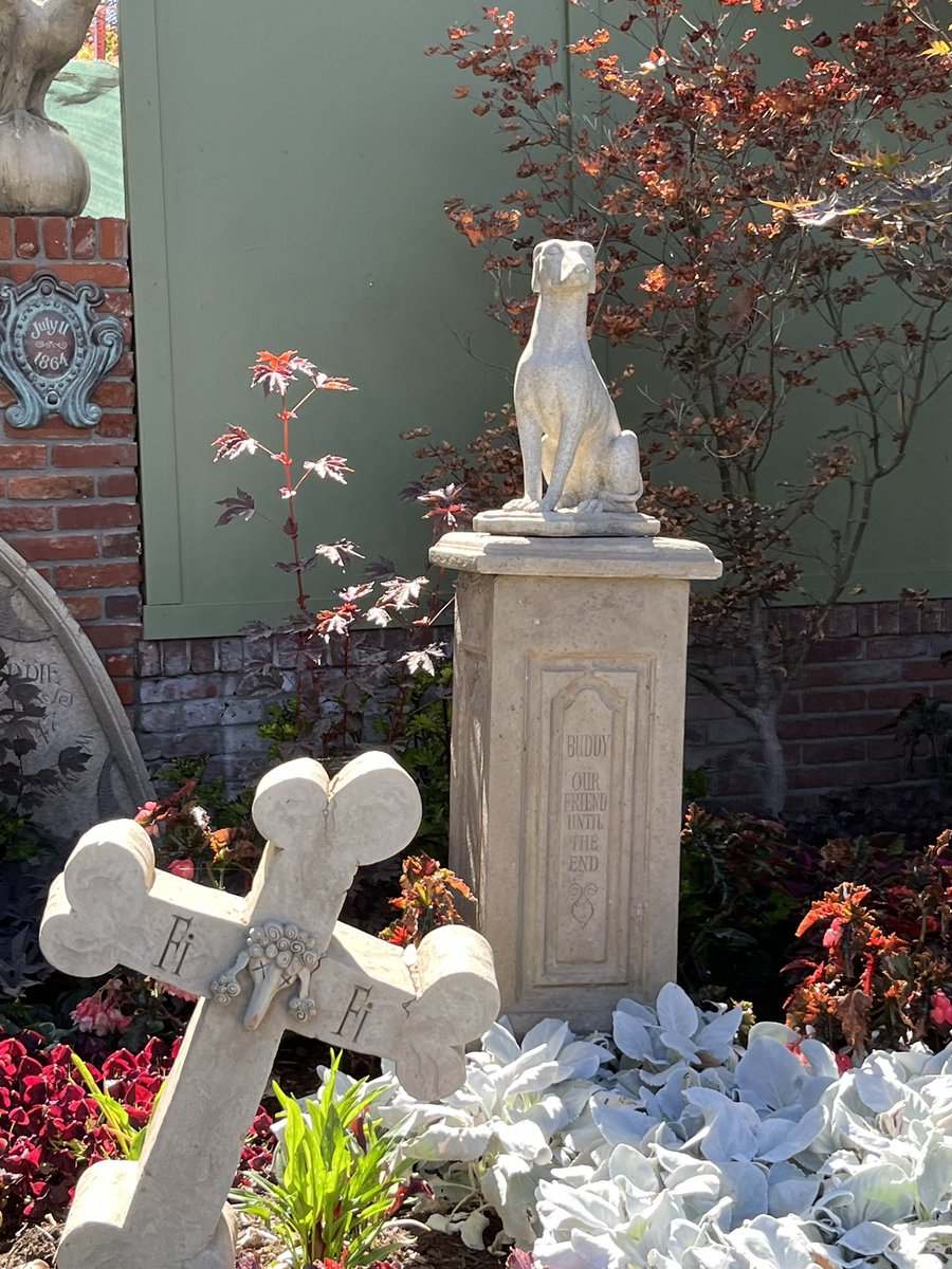 Day 26 is “unusual” so how about a pretend pet cemetery a la Disneyland? Here’s the Haunted Mansion’s cemetery. #31DaysOfGraves.