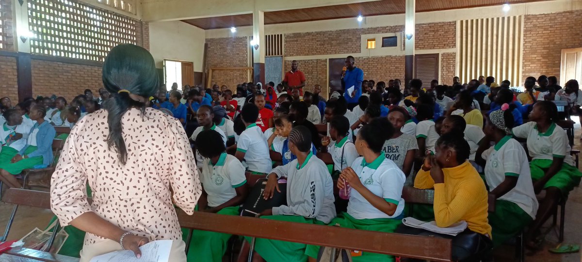 Notre atelier avec les élèves vise à développer leur esprit critique face aux informations en analysant les sources, comprennent les biais et identifient les fausses informations.  Cet échange les aide à devenir des citoyens informés.
facebook.com/61554171955790…