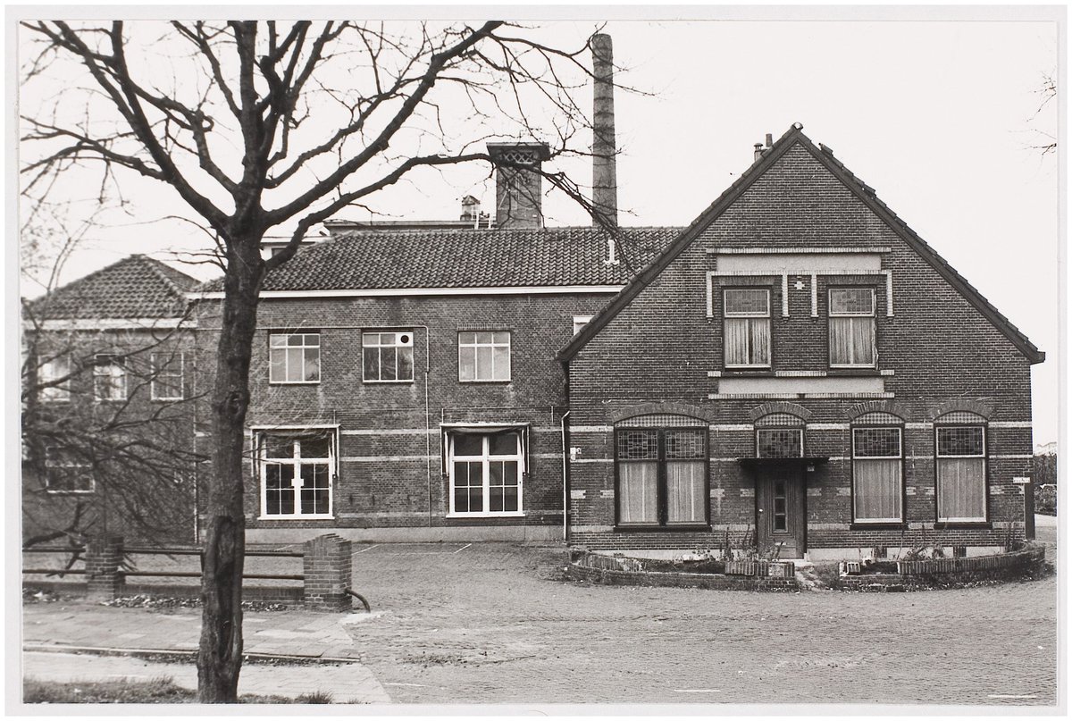 Komende nacht om 3.00 uur gaat de klok een uurtje terug. Het wordt weer wintertijd.
Heb jij je CMC-havermoutpap al in huis?  (foto's Cooperatieve Stoomzuivelfabriek Naaldwijk 1915 en Cooperatieve Melk Centrale Naaldwijk 1981).