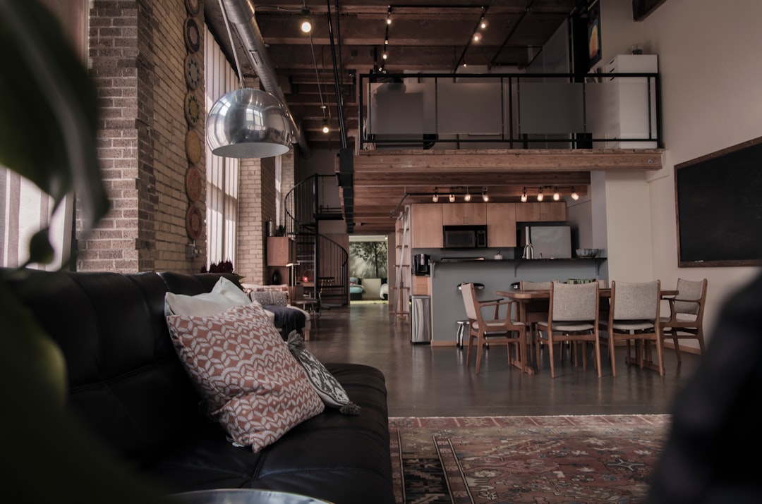 Dotty97's tweet photo. Maximize your space, minimize your expenses! Learn how an interior designer can save you money while transforming your home sweet home. 🛋️💰 #DesignWisdom https://t.co/ym73rjUEoA