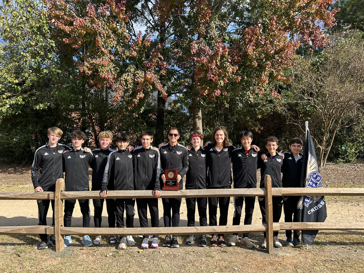 JasonBochert's tweet photo. 🚨HISTORY MADE🚨
For the first time in school history our @HSHSXC Hawks are regional champions! 🎟️ 🥊 to states! Congrats to Brandon and Cruz for all region honors! Congrats boys 👏🏻👏🏻👏🏻 https://t.co/4MqcxeRmkb
