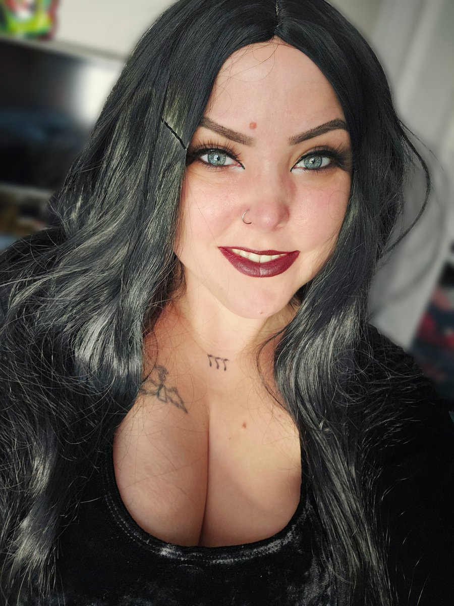 DeeeDee07's tweet photo. Normal is an illusion 🖤🌹

#morticia #addamsfamily #halloween #costume https://t.co/TQ9s4Kw55W