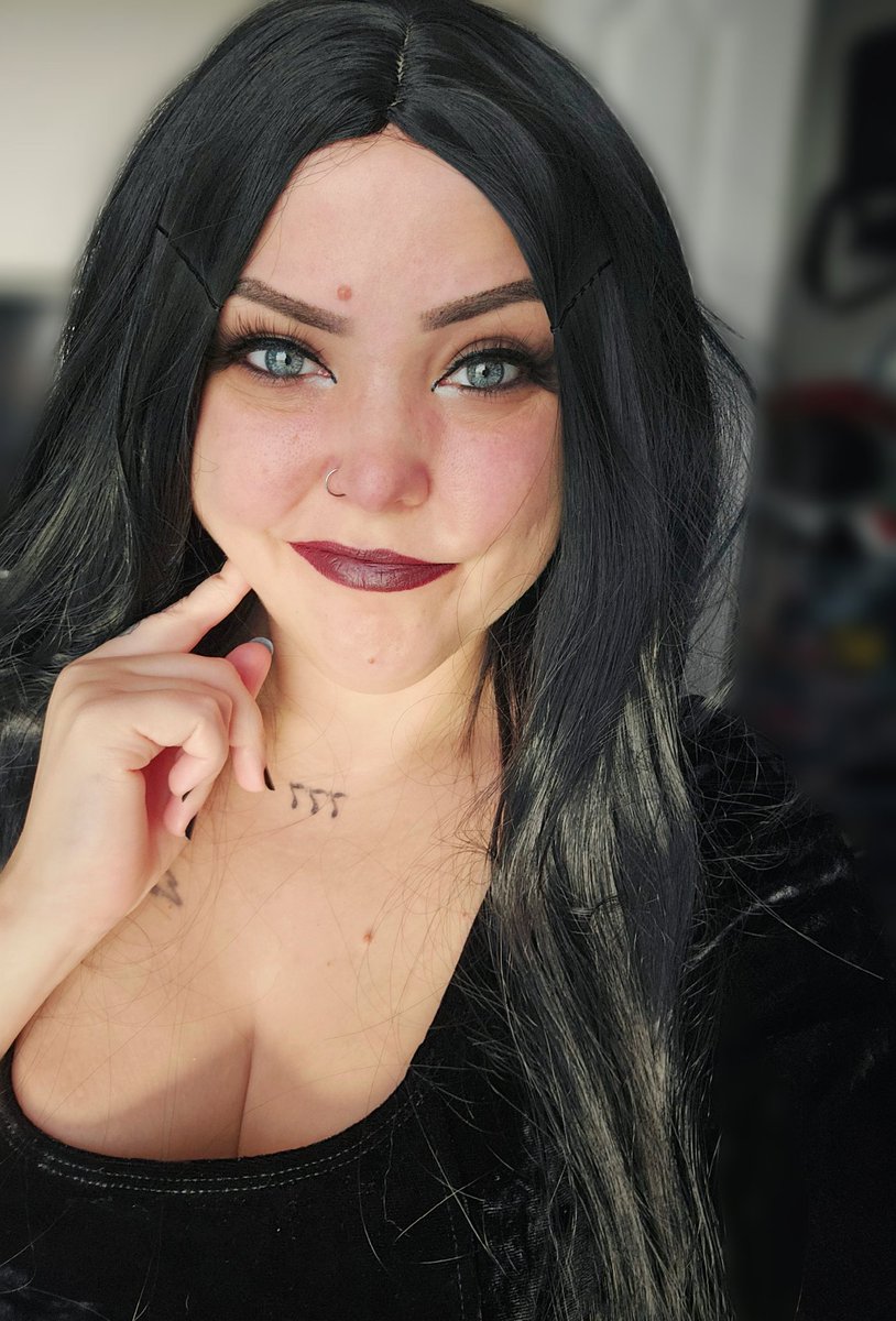 DeeeDee07's tweet photo. Normal is an illusion 🖤🌹

#morticia #addamsfamily #halloween #costume https://t.co/TQ9s4Kw55W