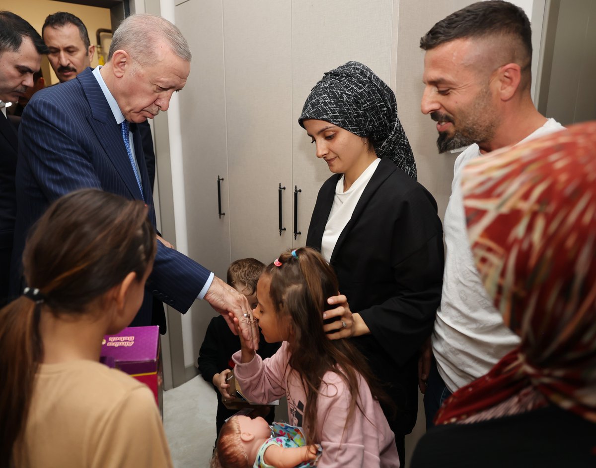 Akparti's tweet photo. Cumhurbaşkanımız Recep Tayyip Erdoğan, evi teslim edilen bir aileyi ziyaret etti. https://t.co/NJgiNC35fa
