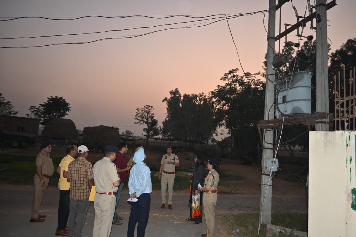 PP_Hoshiarpur's tweet photo. D.C Hoshiarpur and SSP Hoshiarpur reviewed the security arrangements and provided instructions to senior officials ahead of tomorrow’s VVIP visit to Mehtiana, Hoshiarpur.
#YourSafetyOurPriority #SafePunjab #VVIPVisit #SecurityMeasures https://t.co/CiNqqeiiUa