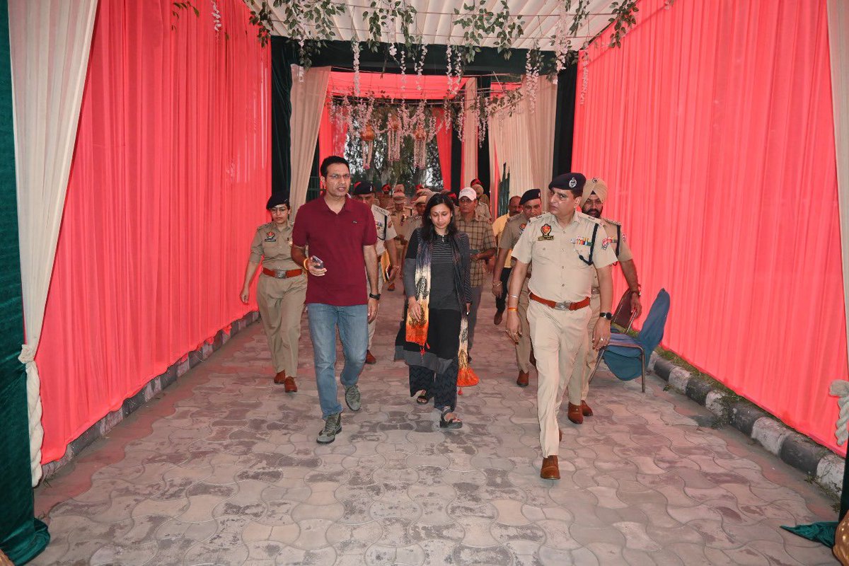 PP_Hoshiarpur's tweet photo. D.C Hoshiarpur and SSP Hoshiarpur reviewed the security arrangements and provided instructions to senior officials ahead of tomorrow’s VVIP visit to Mehtiana, Hoshiarpur.
#YourSafetyOurPriority #SafePunjab #VVIPVisit #SecurityMeasures https://t.co/CiNqqeiiUa