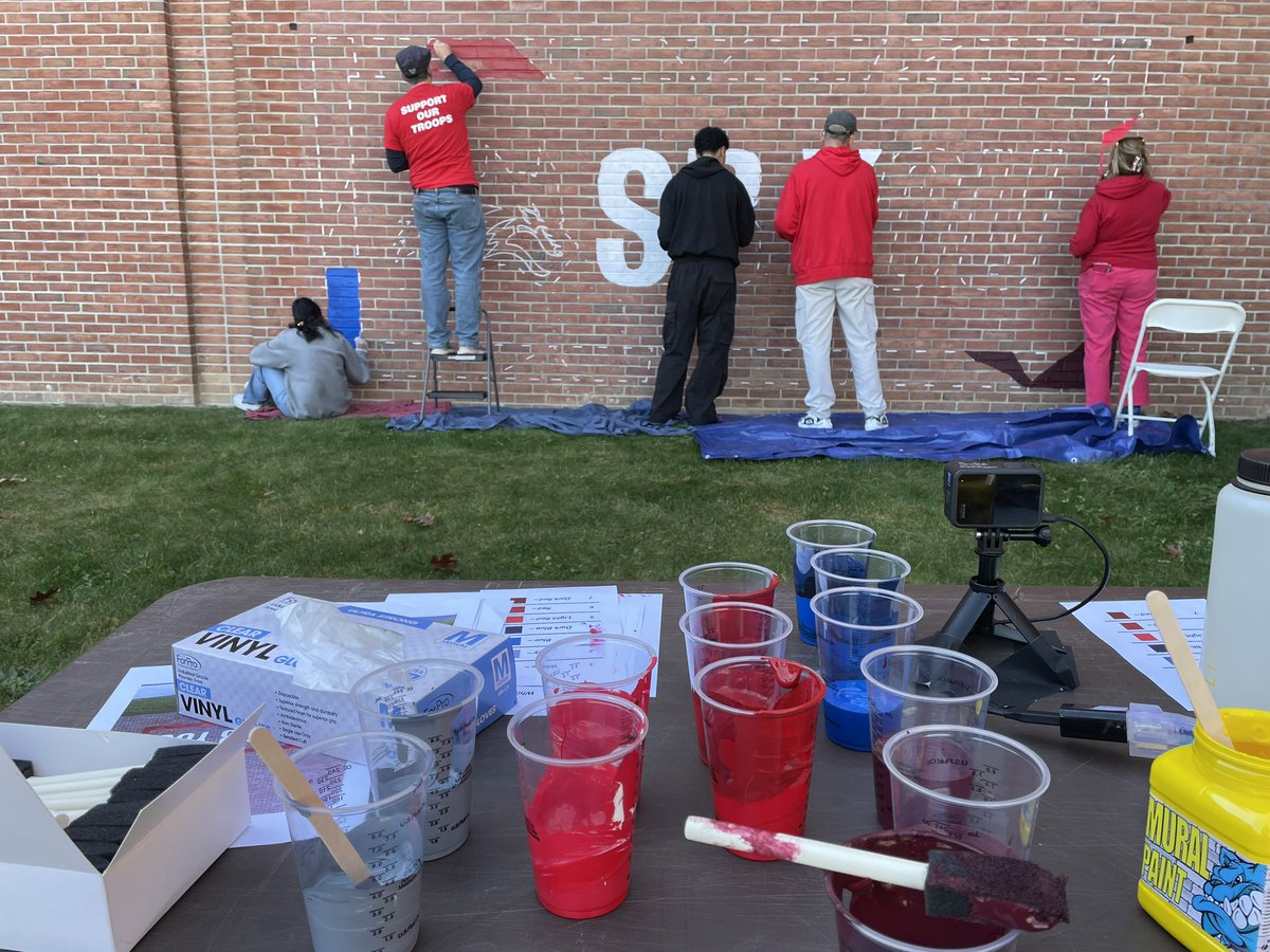 stonybrookalum's tweet photo. We’re outside the athletics complex near the entrance of LaValle Stadium making campus #SBUtiful! Come by to paint today! 🖌️
#SBUHomecoming https://t.co/luj1UN4NdQ