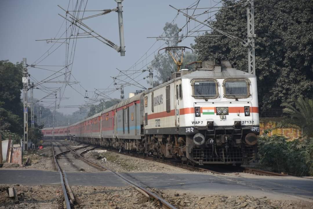 nerailwaygkp's tweet photo. कृपया ध्यान दें...
दिवाली एवं छठ पर्व पर रेल यात्रियों की सुविधा हेतु

01019/01020 छत्रपति शिवाजी महाराज टर्मिनस-गोरखपुर-छत्रपति शिवाजी महाराज टर्मिनस अनारक्षित पूजा विशेष गाड़ी का संचलन छत्रपति शिवाजी महाराज टर्मिनस से 28 अक्टूबर को तथा गोरखपुर से 30 अक्टूबर,2024 को किया जायेगा। https://t.co/qdRb5ZD0Dq