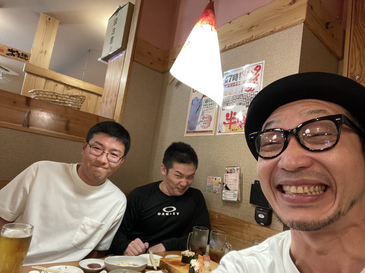 daisuke57mp's tweet photo. 【お知らせ】
絶賛開店休業中でした我々「Dozed」ですが、人知れず解散となりました！
安西課長は「普通のおじさんに戻りたいの！」って事で鬼課長に専念するそうです！
madpress期から含め20年間付き合ってくれた事に心から感謝と、今後の彼の活躍を応援したいと思います！
ありがとうございました！ https://t.co/Ss8PiJNJHF