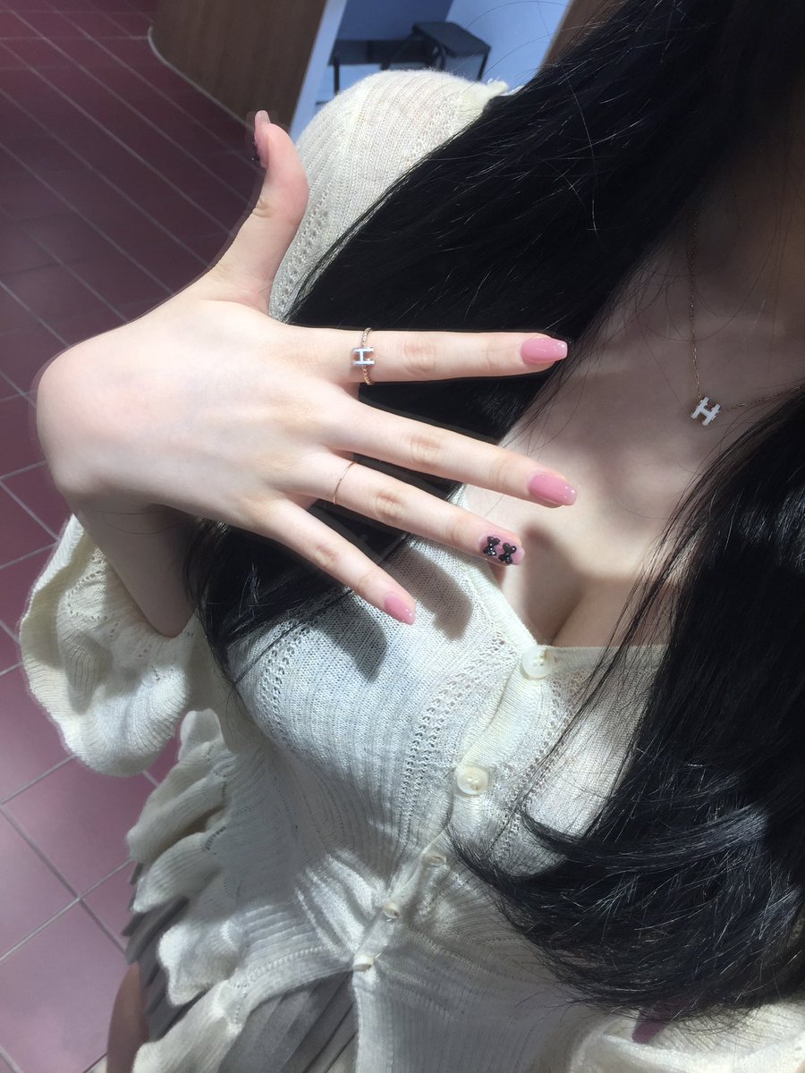 hyunehhwan's tweet photo. 손톱 짱 기여어🎀🖤   #섹트 #맘눌뎀 https://t.co/xogYtp2P0e
