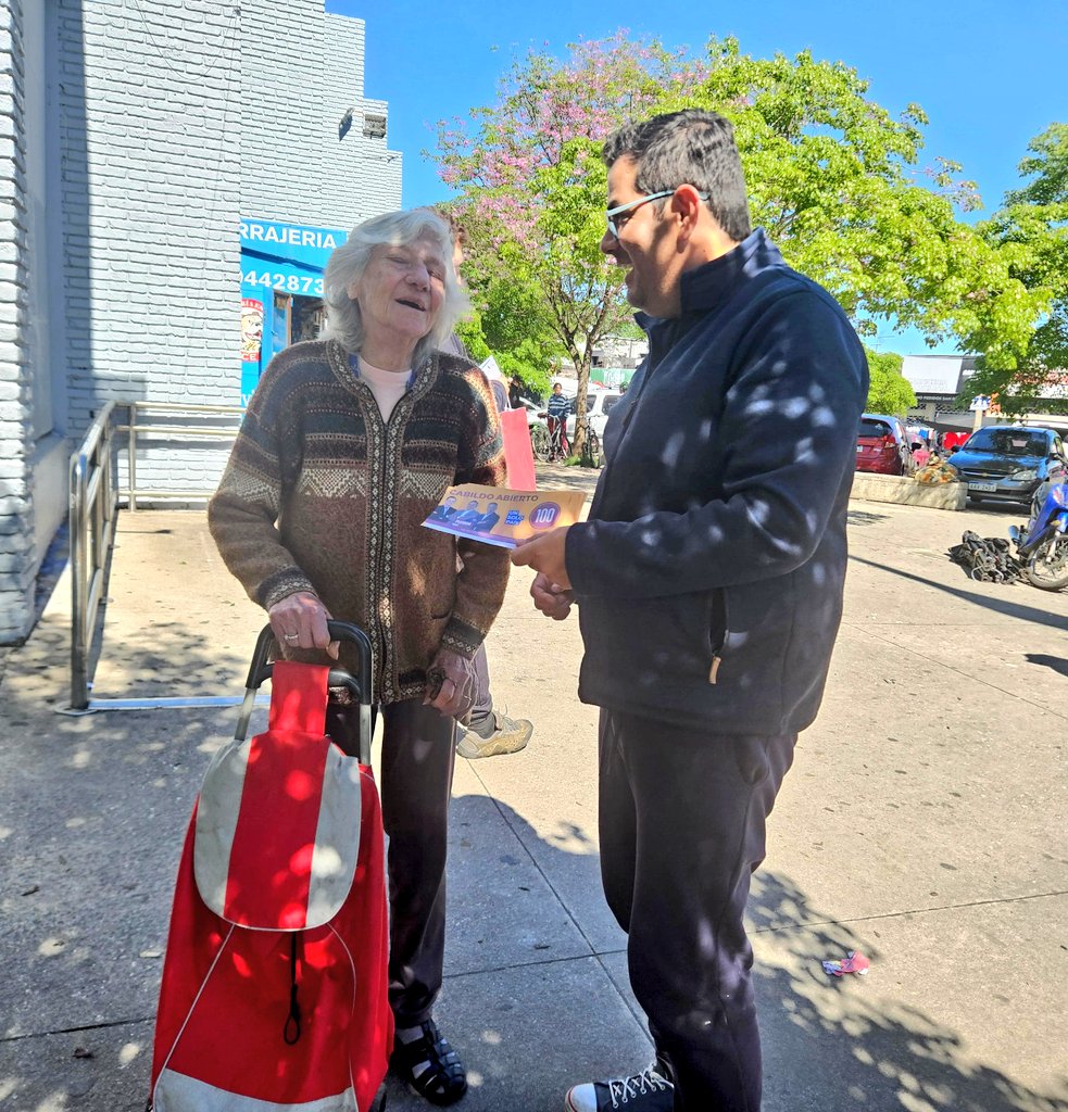 Lista100UY's tweet photo. La banda de la 💯 milita y no descansa.
Vamos que queda poco 🙌🏻😙
@Lista100CAUY
#VivirMejor #La100 #UnSoloPais #LozanoAlSenado #CabildoAbierto #ManiniPresidente https://t.co/FlGdZmJGEG