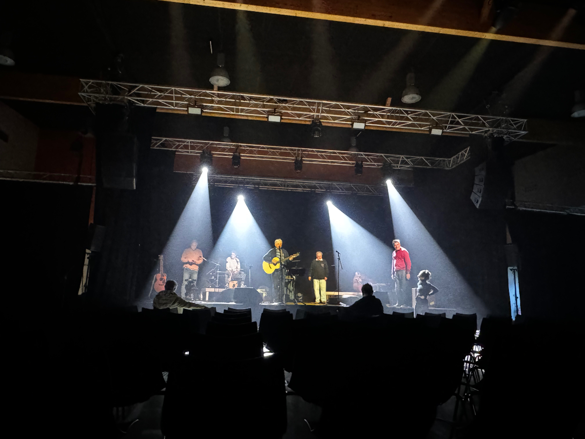 le_trech's tweet photo. C’est l’heure des répétitions ! RDV ce soir à partir de 20h pour la soirée concert dédiée à la chanson française ! 
Possibilité d’acheter les derniers billets directement sur place. https://t.co/1hUxsBnmPO