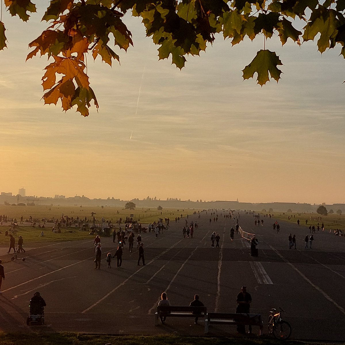 Halb #Berlin ist auf dem #TempelhoferFeld 
#Sonnenuntergang #sundown #CouchéDeSoleil #THFbleibt