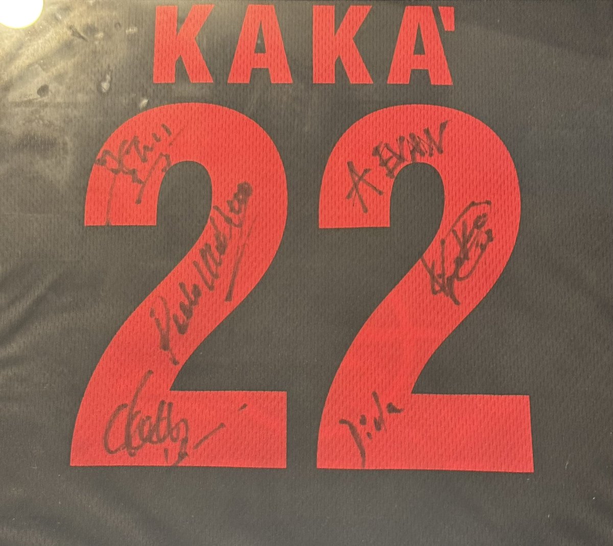 L’Equipe aidez moi à retrouver ces signatures…. Je vois seulement Dida et Kaka. Pour le reste je sais pas encore. Merci
#Betclic #football #ACMilan #ChampionsLeague