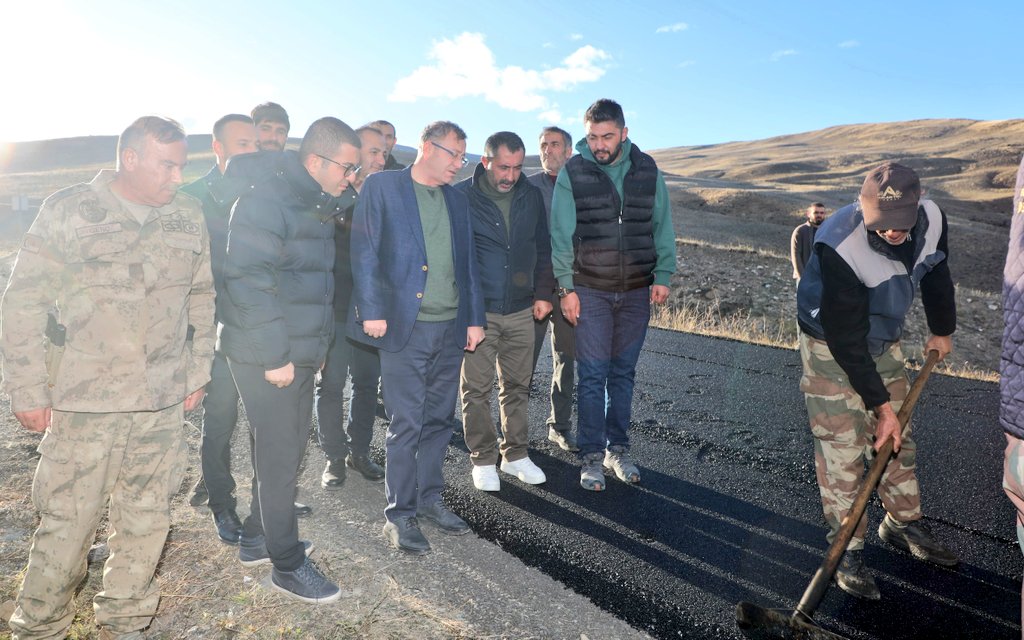 📍#GaziKars #Kağızman 

Valimiz Ziya Polat, yapım çalışmaları devam eden Çengilli-Akören grup köy yolu Bitümlü Sıcak Karışım (BSK) aşınma tabakası (7 Km.) ile genişletme ve yükseltme çalışması tamamlanan (7 Km.) Şehittepe Üs Bölgesi yolunda incelemelerde bulunarak yetkililerden