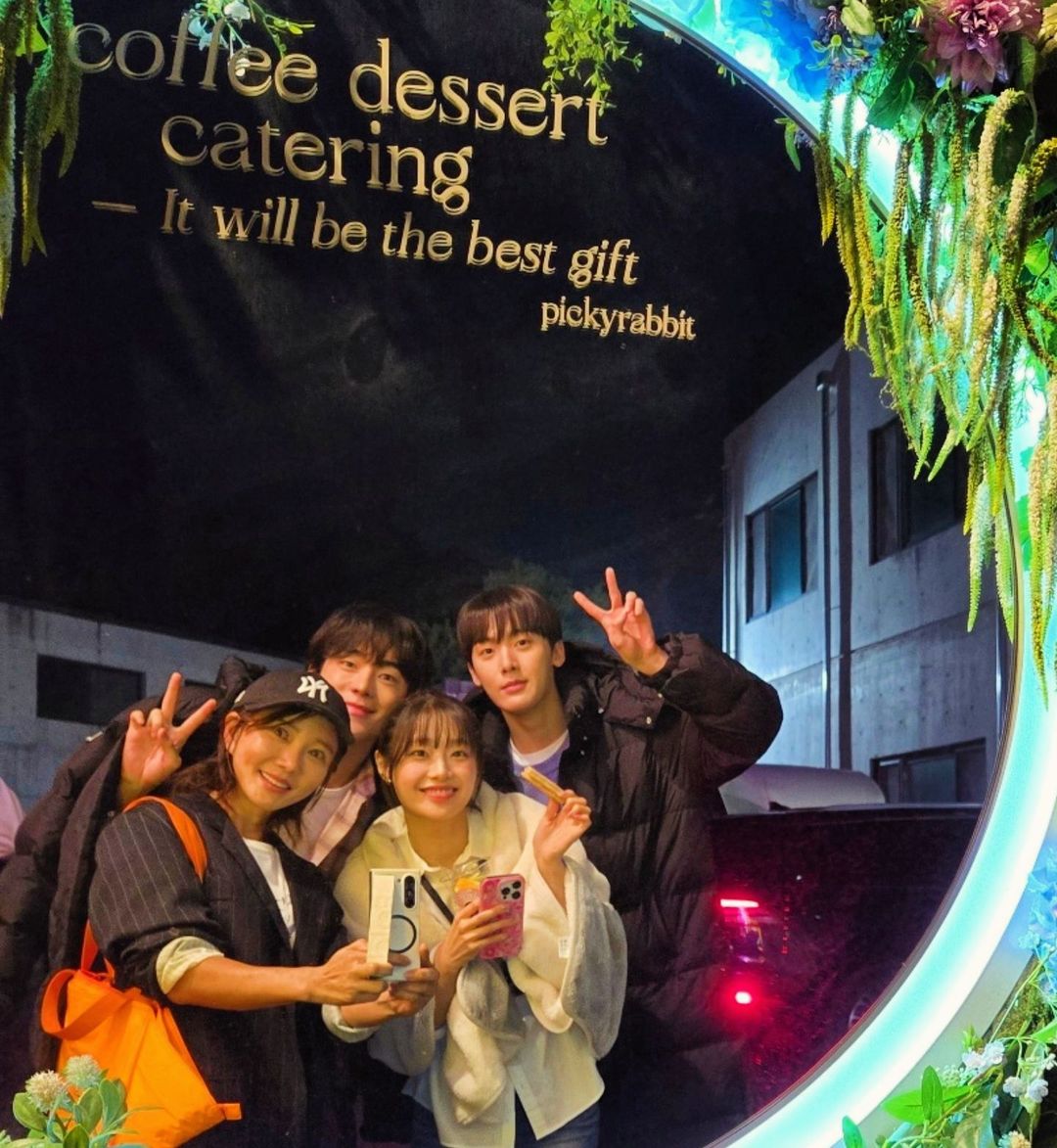 ASTRO_Spain2's tweet photo. [📸] 26.10.2024

#SANHA en el IG de #CHOEUNSOOK, con #CHUU y #JUNGHOO en el set de grabación de #MyGirlfriendIsARealMan:

📎https://t.co/CbJQpyChT9

#산하 #YOONSANHA #윤산하 #진진 #ASTRO #아스트로 @offclASTRO #내여자친구는상남자 #조은숙 #츄 @chuu_atrp #유정후

No olvides reaccionar a la publicación de IG💜