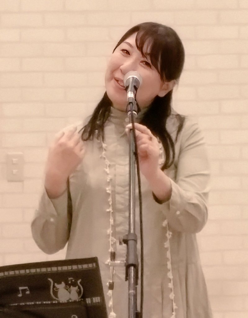 Nakachantowa1's tweet photo. 10/26(土)榎ありさ企画“キラキライブ”＠ビバホーム蕨錦町店(その③)
初登場のSchellen(シェレン)｡初対面からかれこれ約11年､長いお付き合いになったね〜｡その時に頂いた無料CDの“旋律(メロディー)”久々に聞いたわ〜ありがとね☺️
#キラキライブ #Schellen #シェレン #榎ありさ企画 https://t.co/yuiC3u4y4t