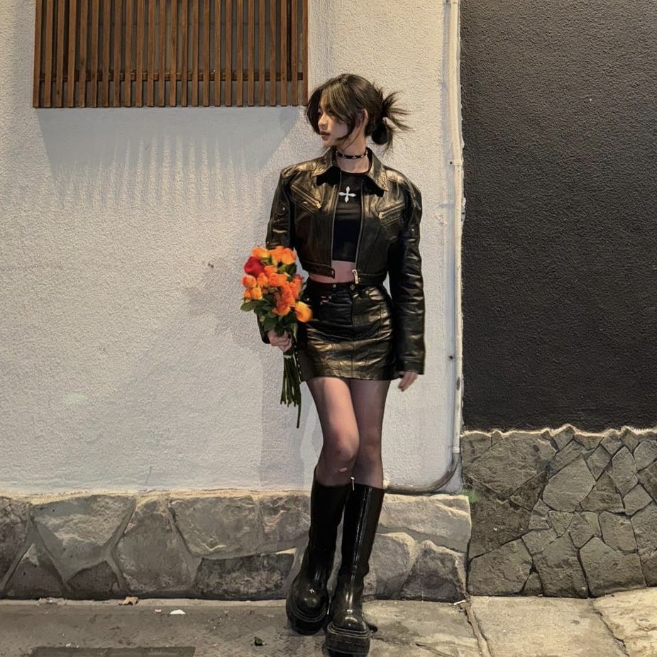 SHE at the same time, she’s gorgeous