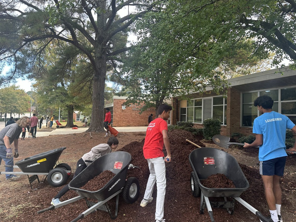 LinwaunFulton's tweet photo. Today was our Campus Cleanup @westcaryimps!

Many thanks to our @WCMSPTA and Imps community for their support in our campus beautification! https://t.co/N81Oo58cDg