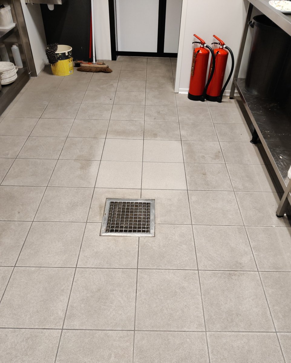 Deze keukenvloer leek glad, maar het probleem bleek in de reiniging te zitten. Dankzij Stone+ heeft de vloer weer zijn veilige, antislip-eigenschappen terug! 💪🧽