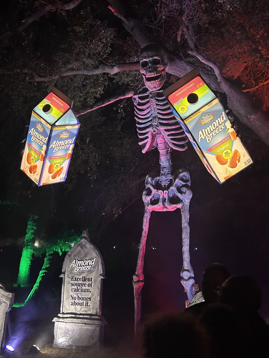 Her: You must be the 12 foot tall almond milk sponsored skeleton at Calabasas’ Nights of the Jack if you think we’re fuckin.

Me: