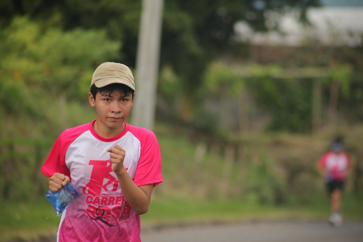 Una carrera en la que participaron niños y adultos en la conmemoración del mes rosa 🎀🏃🏼‍♀️🏃🏼‍♂️