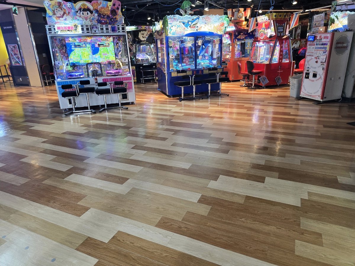 月末に新しいメダルゲーム入荷予定なのでレイアウト変更中です。 何が入るかはお楽しみに。 #メダルゲーム