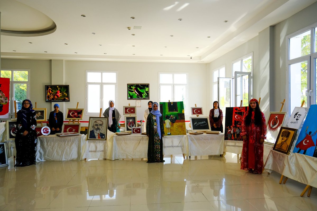 Kaymakamımız Sn. Mustafa GÜRBÜZ ve kurum amirlerimizle  29 Ekim Cumhuriyet Bayramı münasebetiyle düzenlenen Resim Sergisi açılışına katılım sağladık.  <a href="/birecikkaymakam/">T.C. Birecik Kaymakamlığı 🇹🇷</a>