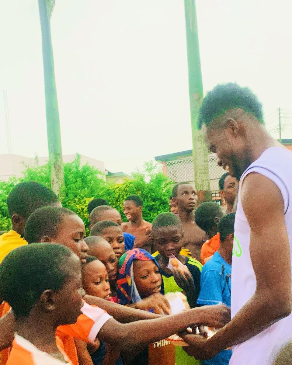 angelthesalt's tweet photo. Visit 5️⃣ to HB UTILITY FA Mushin done!
We played
We prayed
And read because we are to lead!
#WakapassTour #ProjectWakapass #WakapassChampionsCup #Football
#FootballAndEducation #SDGoals #charity #grassrootsfootballoutreach #Vision2032 #fifa #fifafoundation #AngelSaltFoundation https://t.co/xCp2oxiFeh