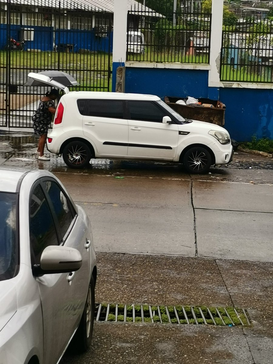 Jossypty's tweet photo. Viene a botar su basura en la escuela Santiago De La Guardia así no podemos @tvnnoticias @Telemetro https://t.co/MGA480sggQ