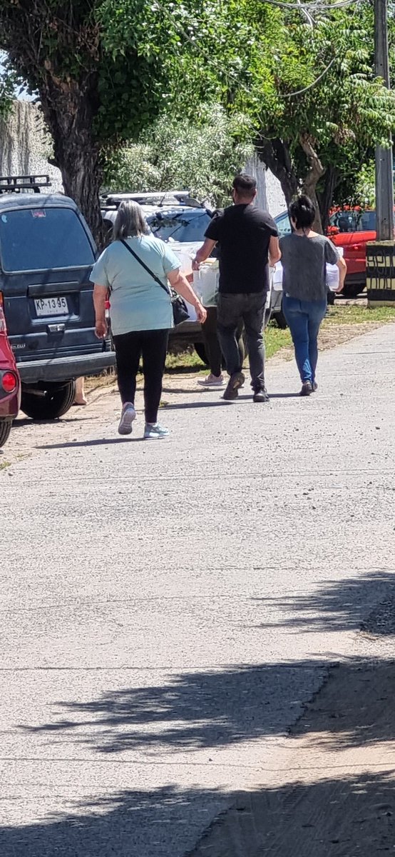 CarloSinPega's tweet photo. Esta bien este procedimiento...sacar los votos fuera del local de votación SIN custodia para que vote una persona en un auto...???
@ServelChile #puenteAlto #servel 
#Elecciones2024CL  #ELECCIONES #Chile https://t.co/m80Qk7gMsT