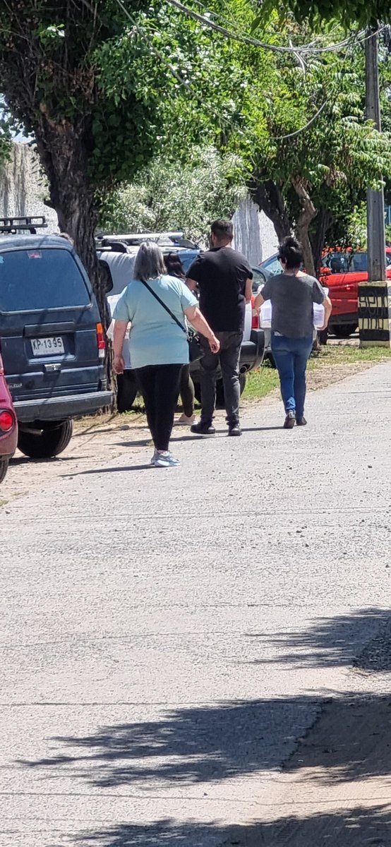 CarloSinPega's tweet photo. Esta bien este procedimiento...sacar los votos fuera del local de votación SIN custodia para que vote una persona en un auto...???
@ServelChile #puenteAlto #servel 
#Elecciones2024CL  #ELECCIONES #Chile https://t.co/m80Qk7gMsT