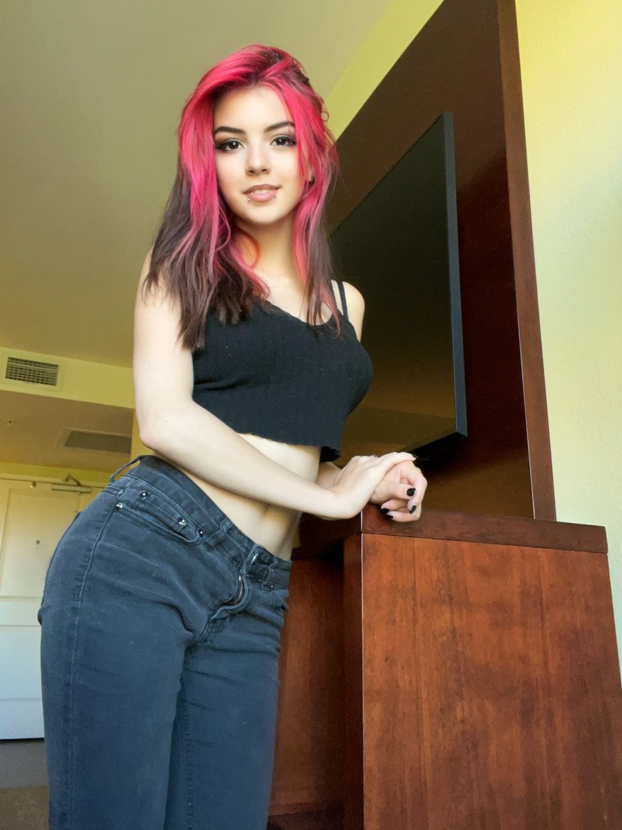 Evie🖤 tweet media