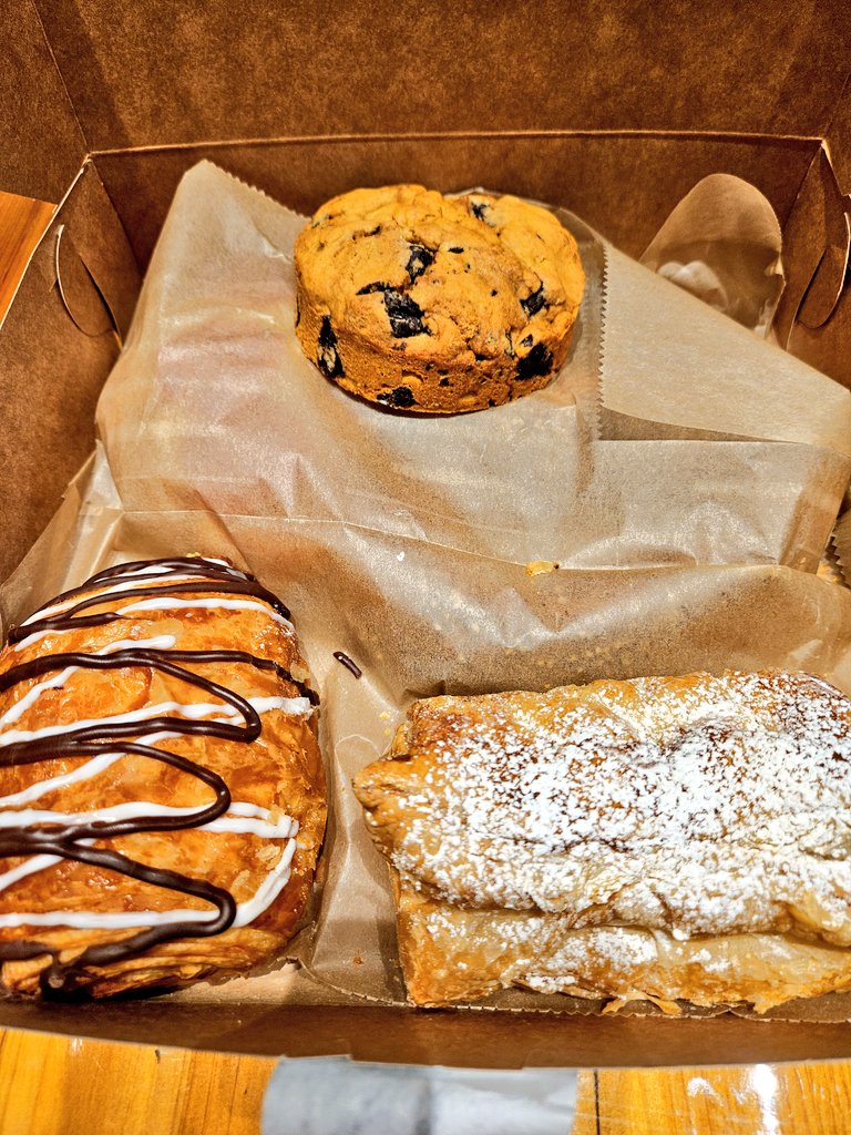 1L's tweet image. Bought allllll the pastries at Roggenart. Also, I got a toasted marshmallow latte.