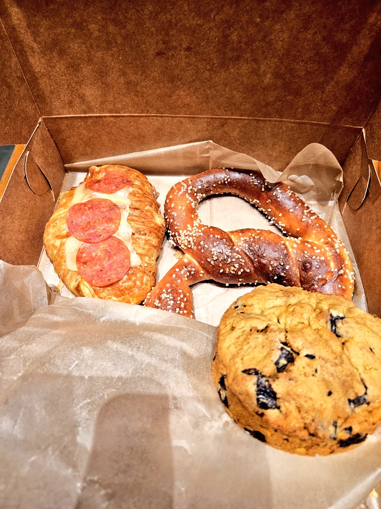 1L's tweet image. Bought allllll the pastries at Roggenart. Also, I got a toasted marshmallow latte.