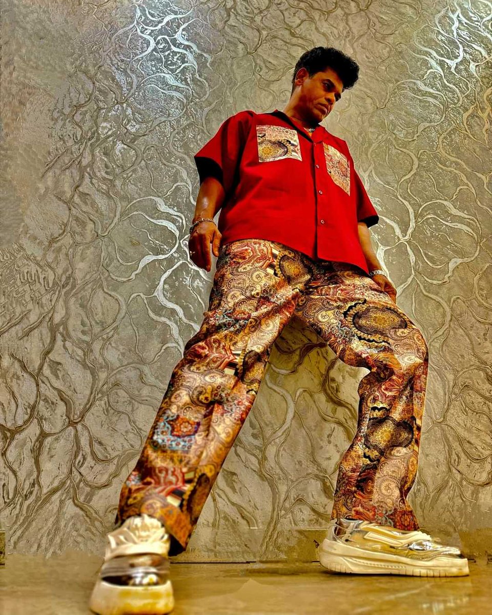 SIDDHARTH23OCT's tweet photo. #आपलासिध्दू DIWALI fever 💥💥💥💥
Style by @sayalibpangare2390
#siddhumoments #Siddharthjadhav
#PeopleChamps #fashionshow #marathimulga #siddhustyle #styling #stylist #diwali #lighting https://t.co/4jb68MuOK4