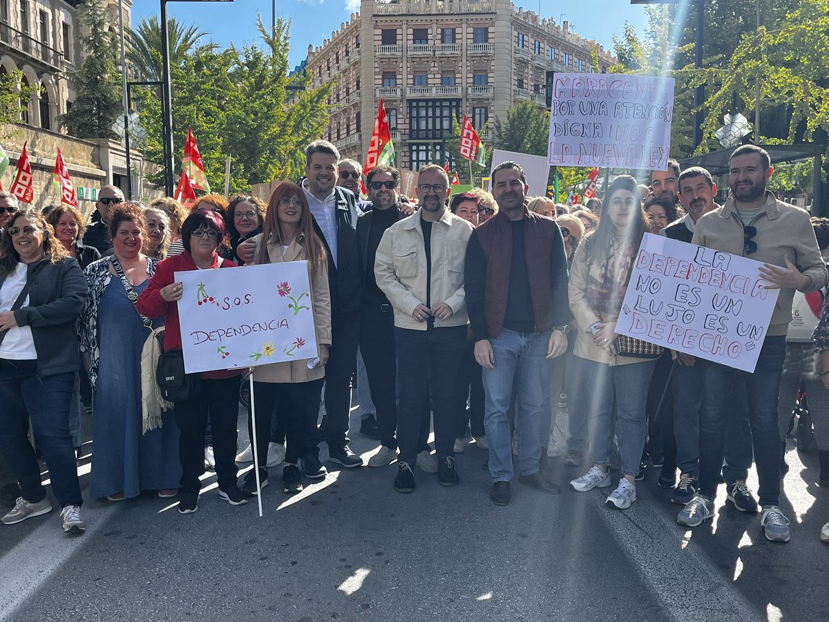 El PP está destrozando los servicios públicos en nuestra tierra. Ahora, con el cuarto pilar, la ayuda a la dependencia. 

Más de 600 días para valorar a nuestros mayores, todos los días mueren en Granada 3 dependientes esperando su ayuda. 

¡Ya está bien!