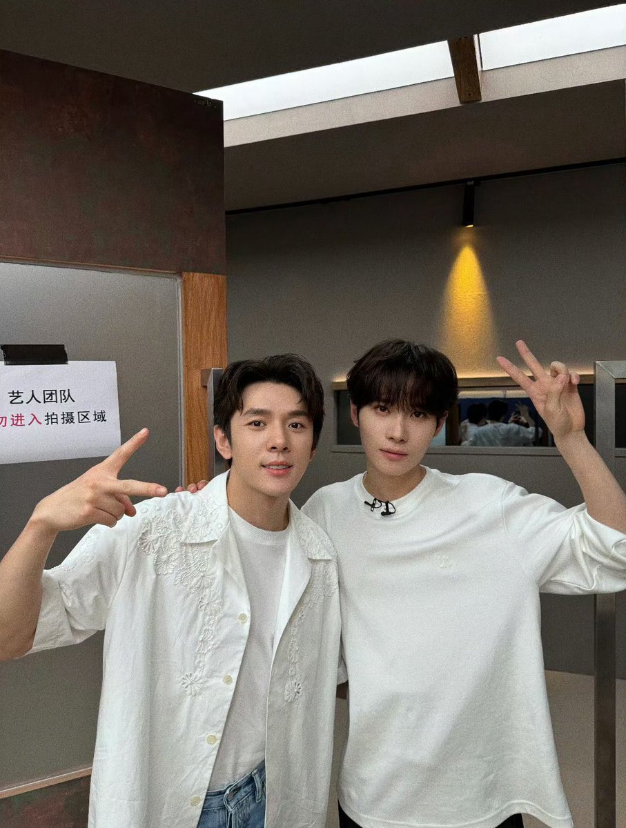 tokotanX's tweet photo. i think he almost took pics with all 33 gegemen…
7/?
#JingLong #LiangLong #Zhuxinjie #Wangzhengliang #CallMeByFire4 #CallMeByFire #披荆斩棘 #披荆斩棘4 #井胧 https://t.co/MwTFkutIwj