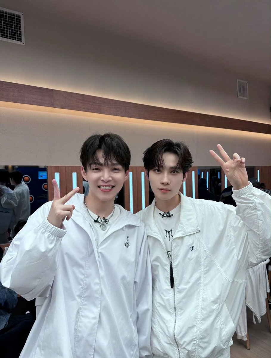 tokotanX's tweet photo. i think he almost took pics with all 33 gegemen…
7/?
#JingLong #LiangLong #Zhuxinjie #Wangzhengliang #CallMeByFire4 #CallMeByFire #披荆斩棘 #披荆斩棘4 #井胧 https://t.co/MwTFkutIwj