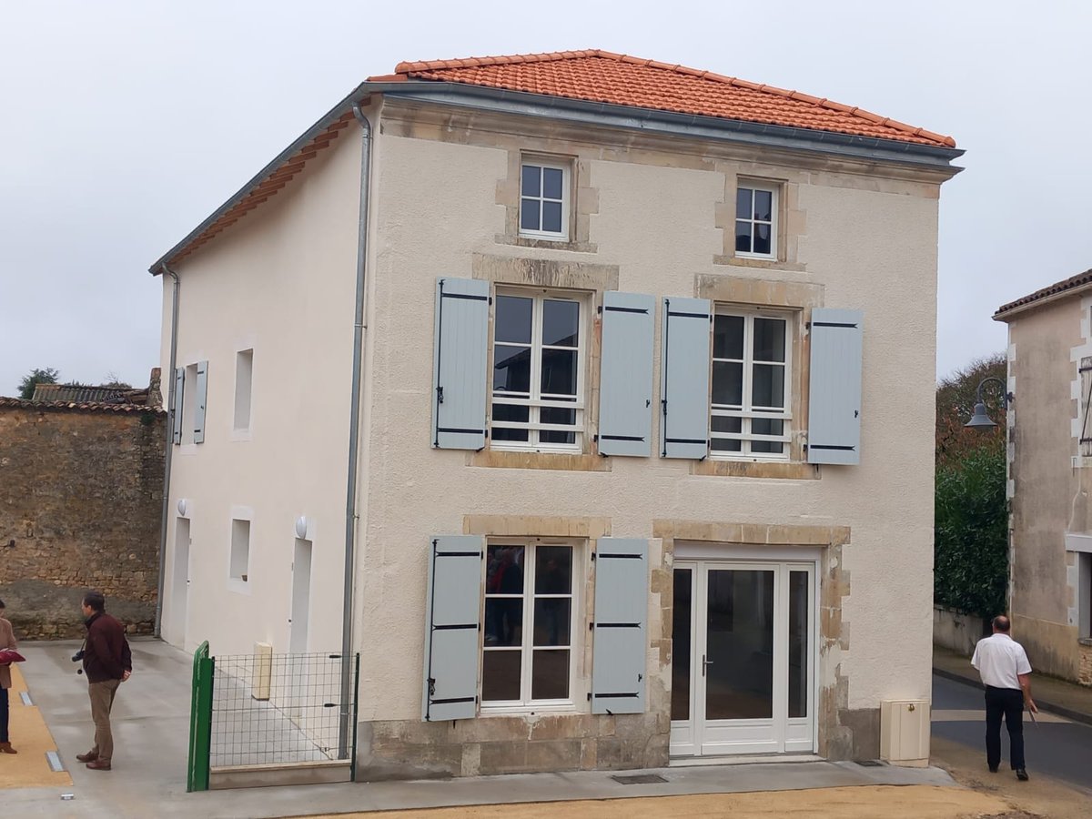 Prefet86's tweet photo. Pour #redynamiser le centre bourg, la mairie de Champagné-Saint-Hilaire a engagé d'importants travaux d'aménagement et de #réhabilitation 🛠️

✂️M. Thomas RICARD, sous-préfet de Montmorillon a procédé à l'#inauguration de  4 logements en performance énergétique A, financés pour plus de 1⃣7⃣1⃣0⃣0⃣0⃣€ par les #subventions publiques