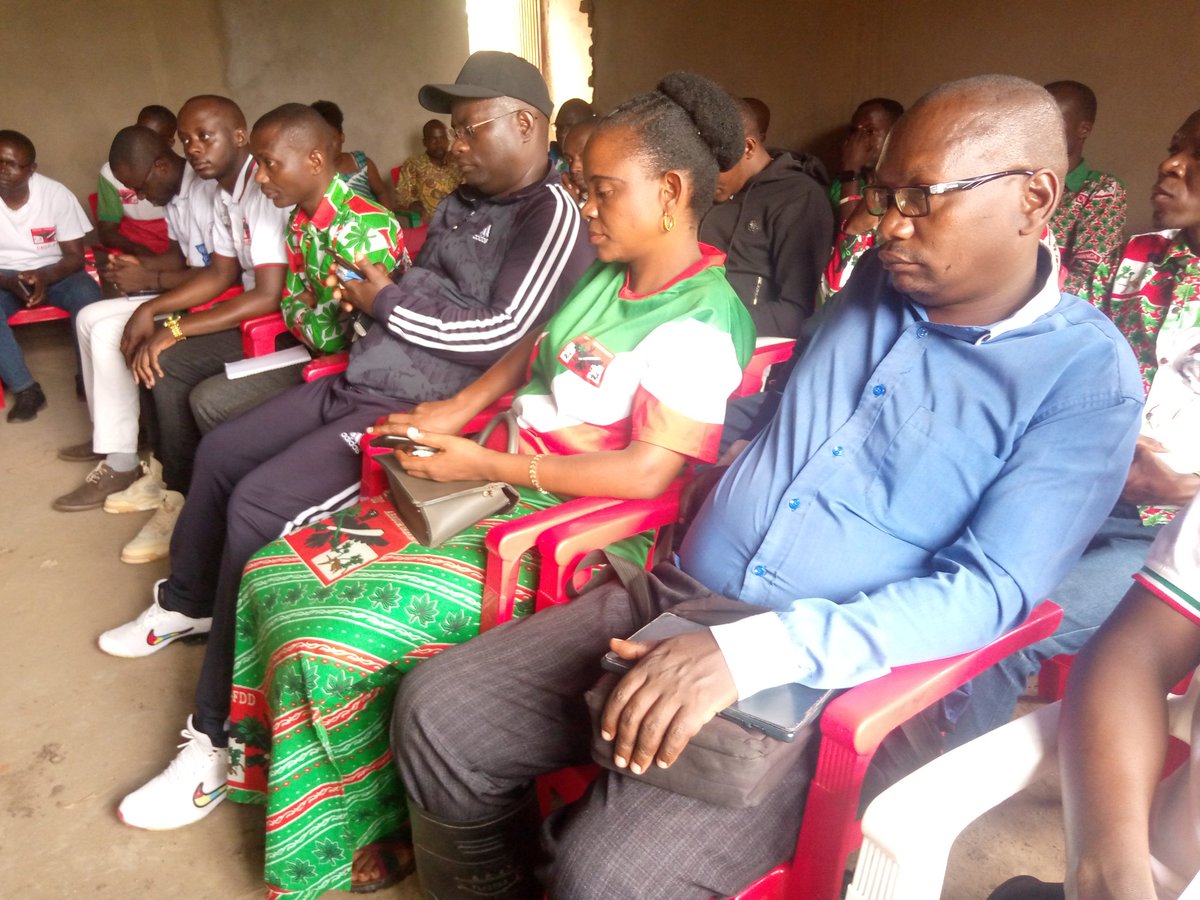 CNDDFDDMuhuta's tweet photo. #Muhuta: 26/10/2024 S. Com #Muhuta @Manirakizajoac1 lance un appel vibrant aux @Bagumyabanga de s'inscrire en vue de participer aux élections de 2025.
C'était dans la réunion de Scom avec les leaders natif de ladite commune. https://t.co/icYUpl5LcF