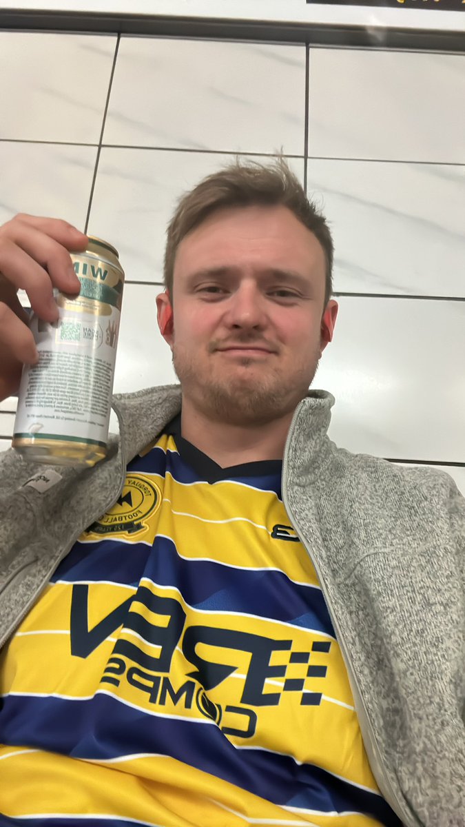 Elitegull94's tweet photo. @TUFC1899 inbound on the district line. COYY https://t.co/m2ifqGeCcG