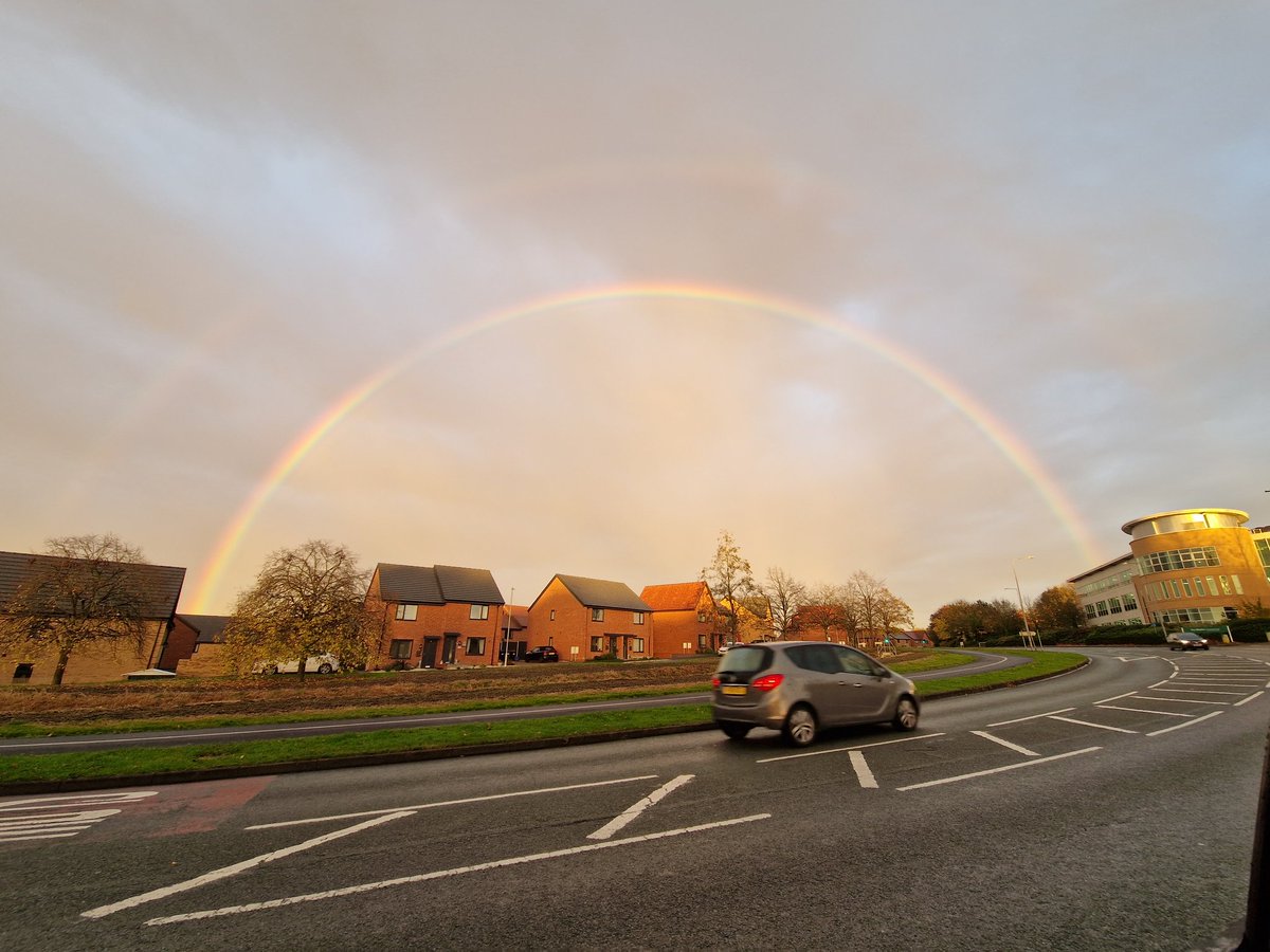 GokouD's tweet photo. @metoffice @Liam_Ball92 @TractorWalking @IanW1985 I think I saw that same rainbow. https://t.co/mNLPkJHzSw